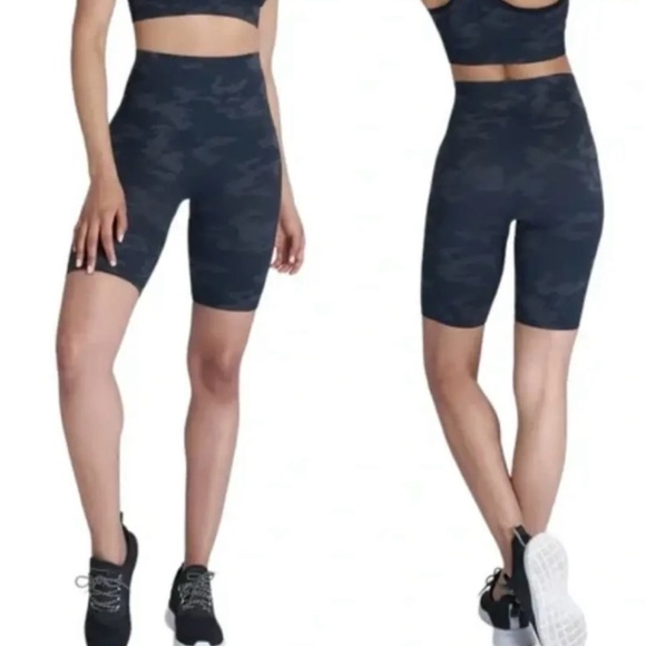 SPANX Women’s Size Medium Camo Printed Seamless Biker Shorts NWT - Picture 2 of 9